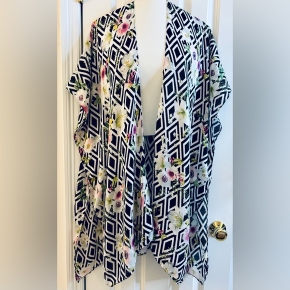 Do Everything in Love Kimono Overpiece Cardigan Black White Diamond Floral Print - Picture 3 of 8